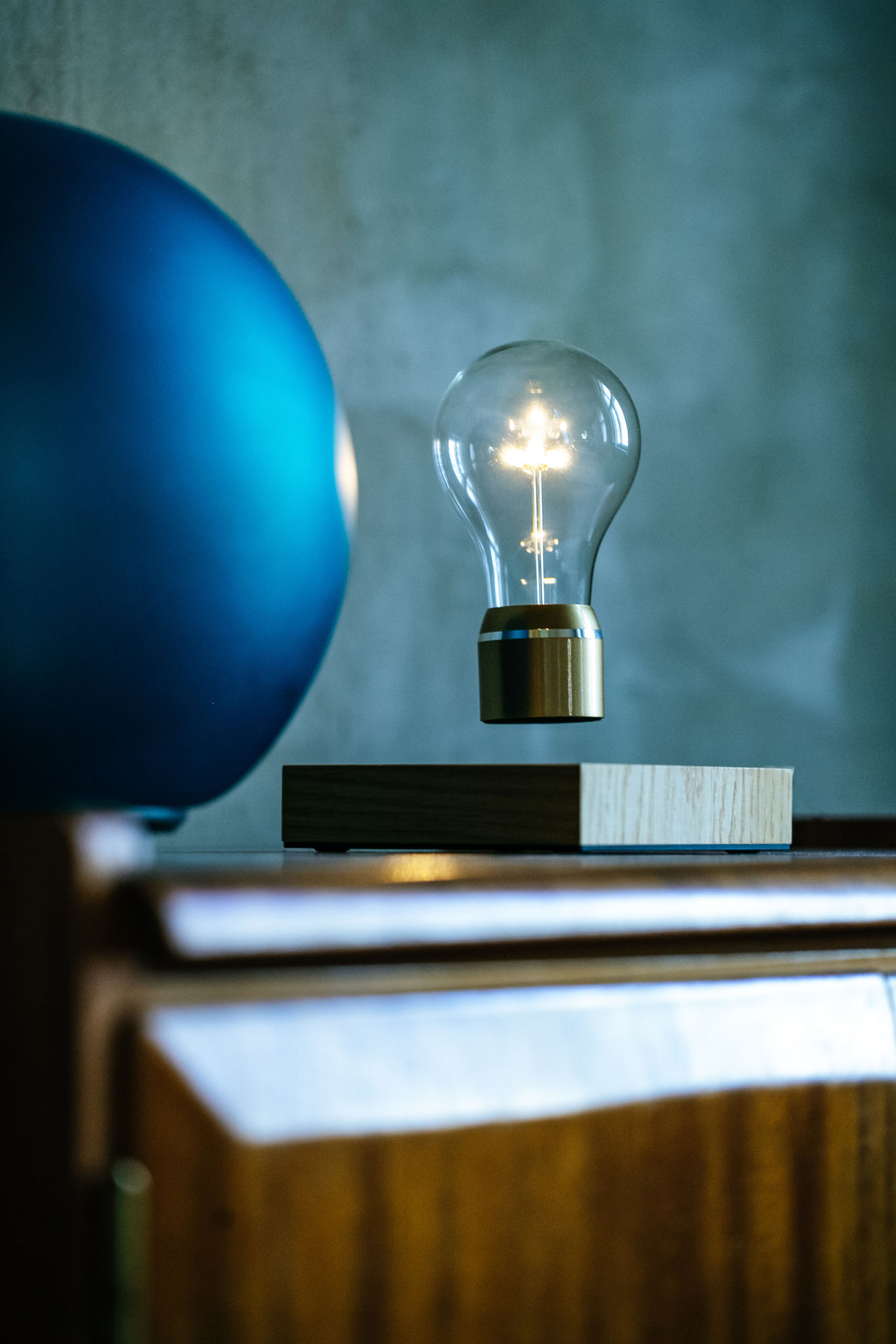 Lampe Flyte Royal / Ampoule en lévitation - Aliscom